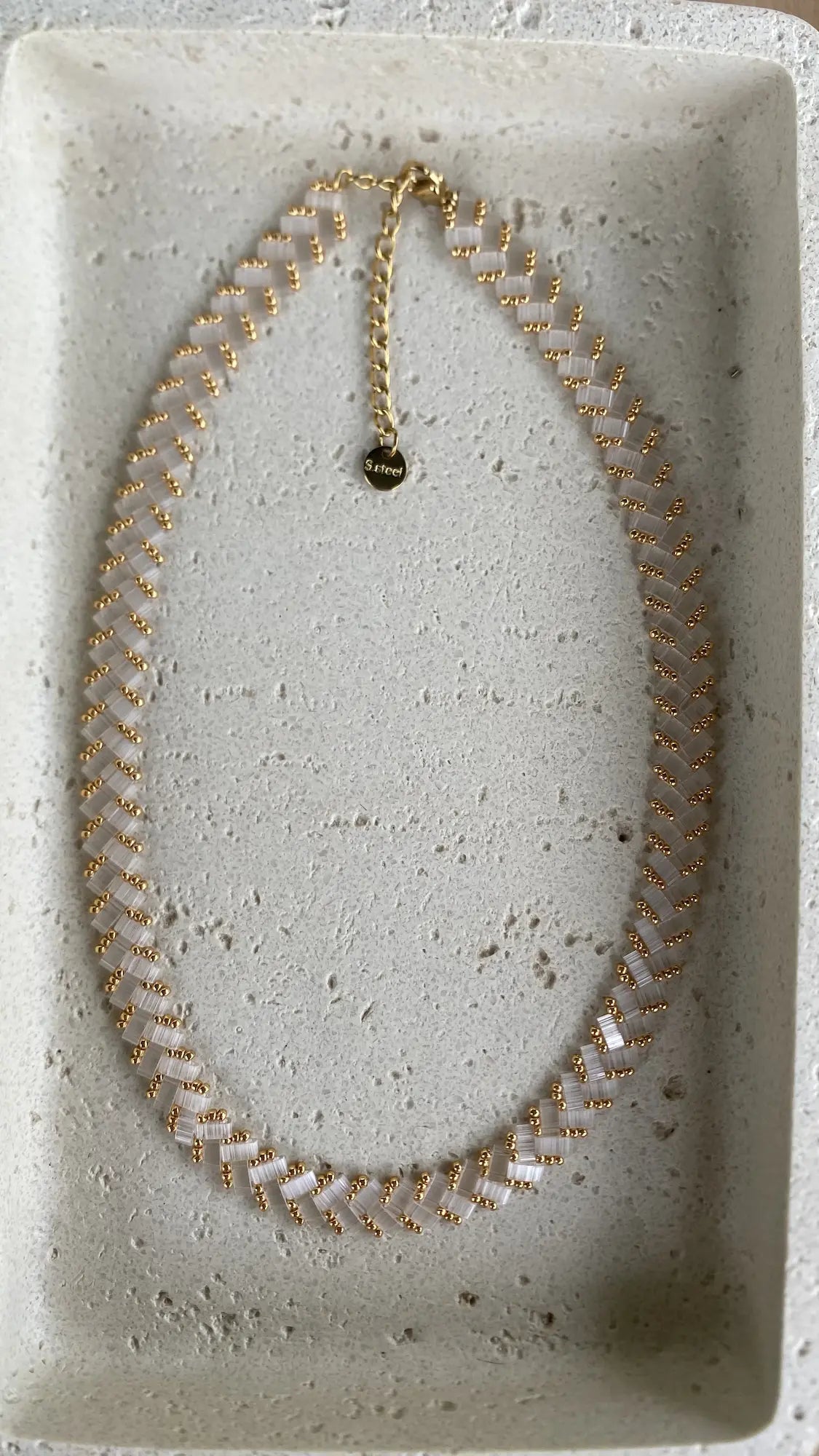 Miyuki Hanawa necklace бял цвят със златен кант 